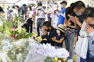 日本民眾獻花悼念。