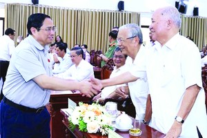 范明政總理與芹苴市選民接觸