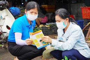 社保部門人員向民眾宣傳有關醫保的權益。