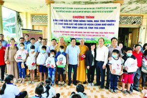 慈善團向清貧學生頒發助學金及禮物。