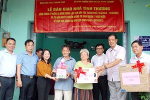 市民族處副主任鄧氏雪梅(左三)和地方 領導與各華人會館代表移交溫情屋。