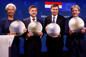 歐盟財長在比利時布魯塞爾舉行簽字儀式，歐盟批准克羅地亞明年1月1日起使用歐元。AP圖