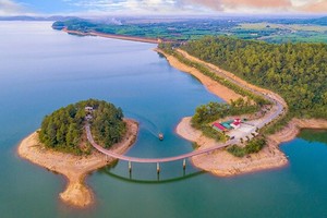 畫木湖的美景。