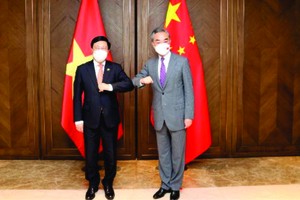 政府常務副總理范平明(左)與中國國務委員兼外交部長王毅合影。