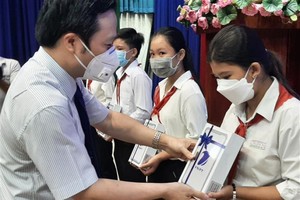 越南郵政集團代表贈送平板電腦給清貧學生。