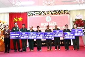 向貧困原青年突擊隊贈送銀行存摺。