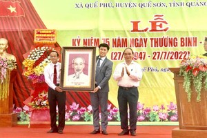 國家主席阮春福向香桂南村榮軍烈士家庭贈送禮物。