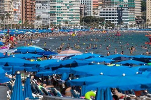 西班牙經歷熱浪，沙灘人頭湧湧。