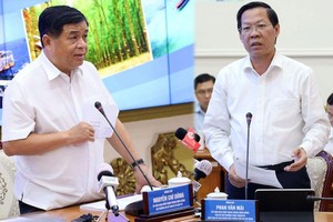 計劃與投資部長阮志勇和市人委會主席潘文邁在會上致詞。