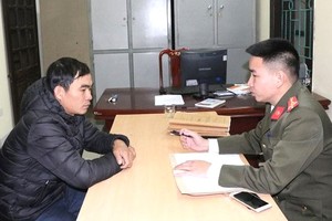 公安向非法送他人到國外的嫌犯錄取供詞。