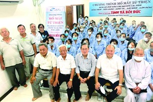 培德精舍會長莊瑞雄(前排右二)與術後的白內障病人合照。