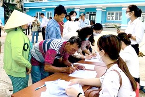 向民眾宣傳和諮詢關於不可降解塑料袋的危害影響。