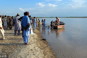 事發後，救援人員抵達現場，與當地民眾一起救出45人。