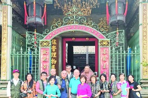 華人攝影分會與穗城會館理事長盧耀南合影。