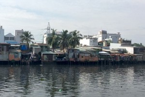 沿著河涌住房。