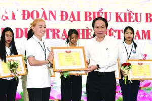 “2022年越南夏令營”年輕僑胞代表團舉行會晤。