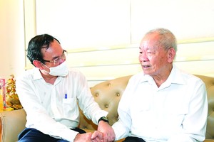 市委書記阮文年探望武裝力量英雄阮文德。