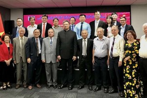 中國駐本市領事館總領事 魏華祥(前排左六)與市越中 友協成員合照。