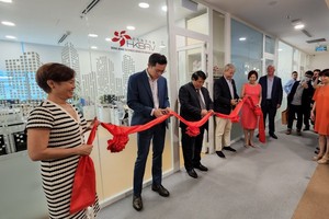 越南香港商會遷址剪綵儀式。