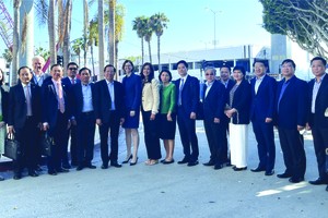 市人委會主席潘文邁(左八)與代表團在洛杉磯機場合影。