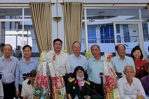 各榮軍贈送禮物。