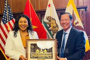 市委常務副書記、市人委會主席潘文邁 向三藩市市長布里德贈送紀念品。