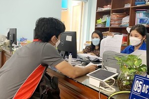 守德市協平政坊幹部、公務員為民眾處理卷宗。