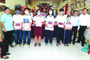 理事長關貴鴻(右二)與地方政府代表在頒獎儀式上合照。