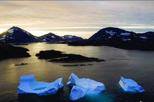 格陵蘭島附近的一座大型冰山正在漂走。