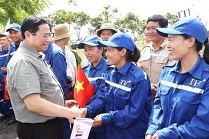 政府總理范明政與農民、科學家及經濟家交談。