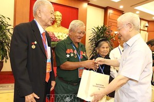 阮富仲總書記贈送禮物給越南英雄母親和對革命有功者。