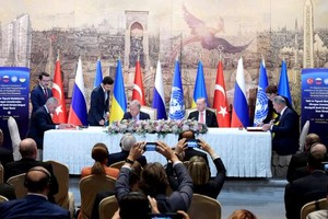 土國防部長(中右)、聯合國秘書長(中左)與烏基礎設施部部長(左)在簽署協議和俄國防部長紹伊古。