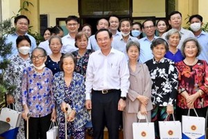 黨政領導探望氏藝養老中心