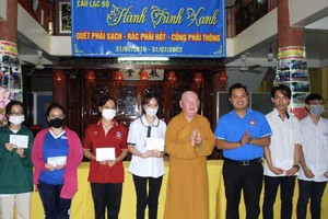 蓮華寺住持釋惟鎮法師(左五)向清寒學生 頒發獎學金。