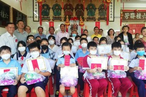 六桂堂宗祠各理事與優秀學子合照。