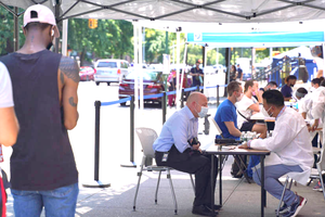 美國民眾排隊接種猴痘疫苗。