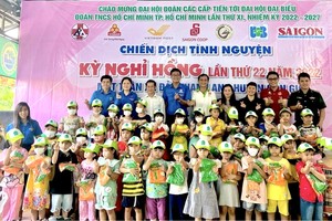 工作團向貧困學生贈送禮物。