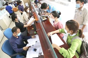 民眾在市稅務局辦理稅務手續。