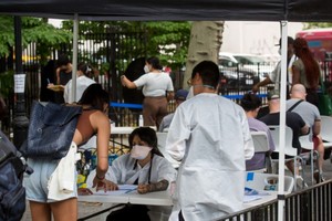 人們在美國紐約一處疫苗接種點等待接種猴痘疫苗。新華社發（郭克攝）