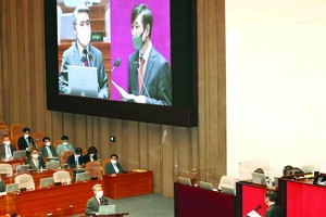 韓國國防部長官李鐘燮（左）出席國會問政會。