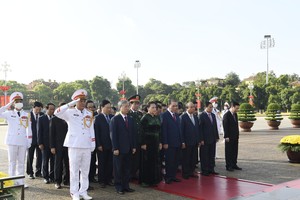 黨及國家領導晉謁胡志明主席陵。