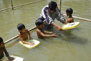 孟加拉國的孩子們在學習如何游泳。
