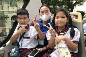 家境貧困、受疫情影響的少兒參加由市少先隊 委員會舉行“我愛的城市”之旅。