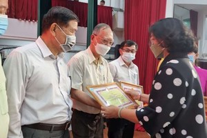 第五郡郡委領導向各華人會館代表頒發獎狀。