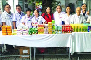 第五郡東醫會為病人診治病和發藥。