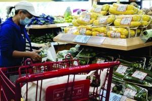 顧客在美國加利福尼亞州米爾布雷一家超市選購食品。