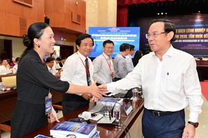 市委書記阮文年與各代表交流。