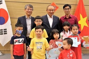 韓國教練朴恒緒與大使館幹部和工作人員進行了交流。