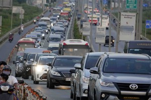 儘管不是週末或假期，但從本市通往本市－隆城－油曳 高速公路的路段的汽車流量仍然很大，路上十分擁擠。