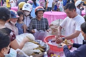 群眾以花朵購買食物。